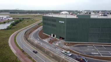 Yeni Amazon dağıtım merkezi geldi. Amazon, Jeff Bezos tarafından kurulan çevrimiçi bir perakende satış şirketidir.