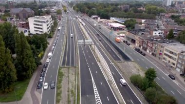 Antwerp şehrinde yoğun bir yol olan Boomsesteenweg 'deki trafiğin durağan görüntüsü. İHA hava görüntüleri