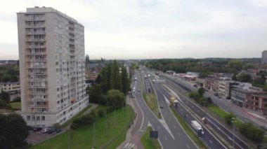 A12 Boomsesteenweg 'in yanındaki apartman, Antwerp' te işlek bir yol. Drone hava görüntüsü