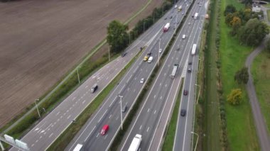 Antwerp, Belçika 'da bir otoyol rampasındaki hava aracı görüntüsü ve otoyol şeridine giren arabalar.