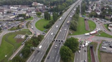 Antwerp, Belçika 'da yoğun bir kavşağın ve hareketli trafiğin yukarıdan görünüşü