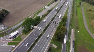Kamyon otoban rampasında birleşiyor. Hareket halindeki trafiğin yukarıdan hava görüntüsü