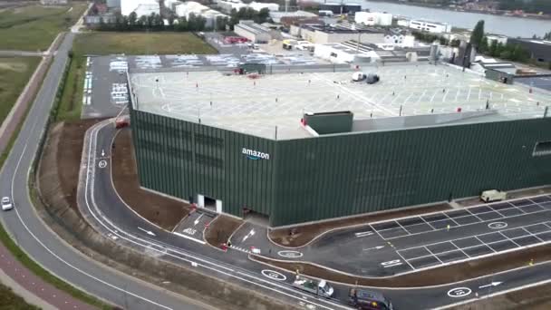 在比利时安特卫普新建亚马逊仓库和销售中心大楼 处理网上购物零售业务 无人机航拍视频 — 图库视频影像