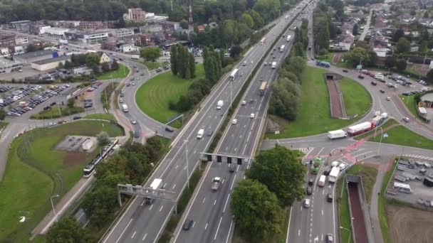 ベルギーのアントワープで忙しいロータリーと移動中のトラフィックの上からの空中ビュー — ストック動画