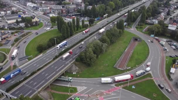 Szybki Materiał Filmowy Ruchu Ruchliwym Rondzie Autostradzie Wommelgem Antwerpii Drone — Wideo stockowe