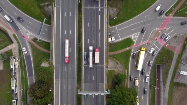 アントワープの忙しい交差点 信号機 高速道路での交通 ドローン空中トップダウンショット — ストック動画