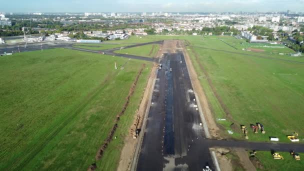 Antuérpia Pista Pouso Aeroporto Construção Construção Camiões Asfalto Enquanto Drone — Vídeo de Stock