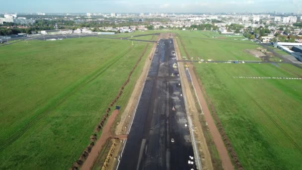 Imagens Aéreas Asfalto Aeroporto Antuérpia Construção Construção Camiões Pista Enquanto — Vídeo de Stock