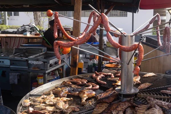 Sosis Mentah Tergantung Atas Bundar Besar Bbq Dengan Daging Dimasak — Stok Foto