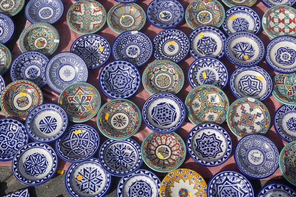 Geleneksel mavi İspanyol çömleği sergileniyor
