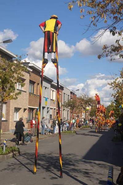 Retour Marcheur Échasses Costume Spectateurs Dans Une Rue Belge Wilrijk — Photo