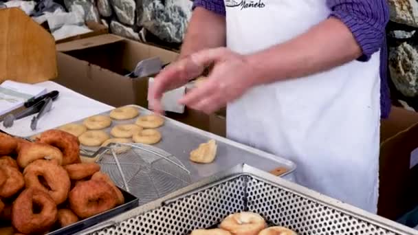 Робити Дірки Пончиків Місцевому Продовольчому Ринку Іспанії — стокове відео