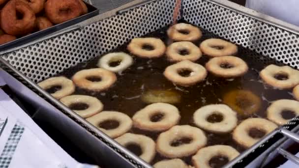 Donuts Cuisson Huile Chaude Processus Friture Malbouffe Sur Marché Alimentaire — Video