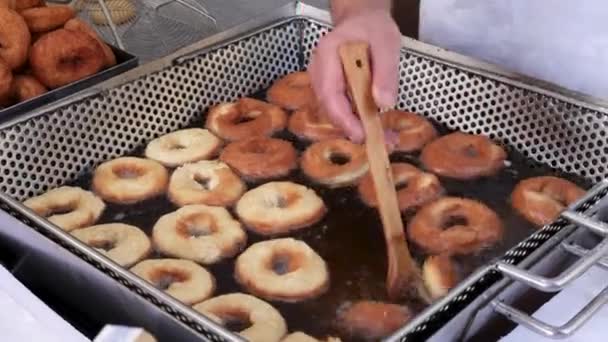 Het Draaien Van Vers Gemaakte Donuts Friteuse Tijdens Het Koken — Stockvideo