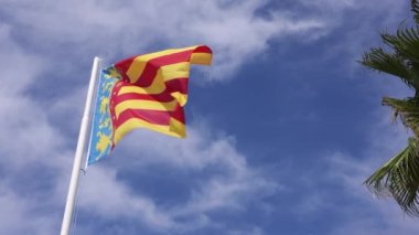 Valencia bayrağı rüzgarda dalgalanıyor mavi bir arka planda ağır çekimde
