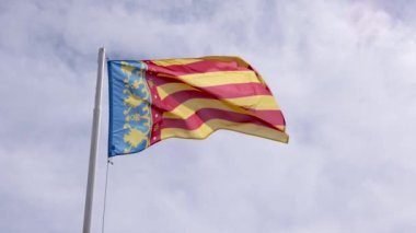 Valensiyalı halk bayrağı rüzgarda sallanıyor ağır çekimde