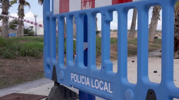 青いプラスチック製のフェンス スペイン警察からの障壁赤と白のラインストライプテープやリボンの後ろにローカル — ストック動画