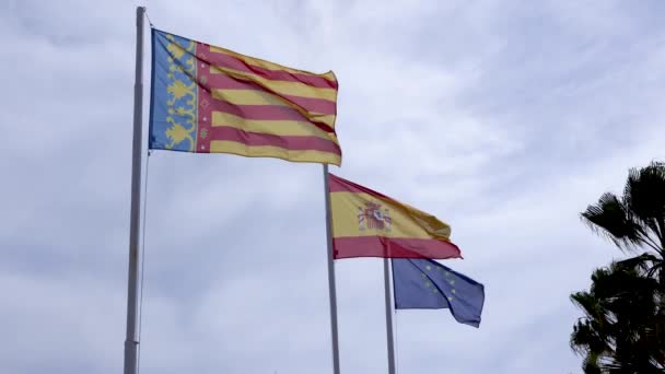 Valencia Bayrağı Spanya Bayrağı Avrupa Bayrağı Rüzgarda Sallanıyor Arka Planda — Stok video
