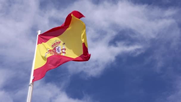 Іспанський Прапор Махає Вітром Повільно Синім Небом Хмарами Задньому Плані — стокове відео