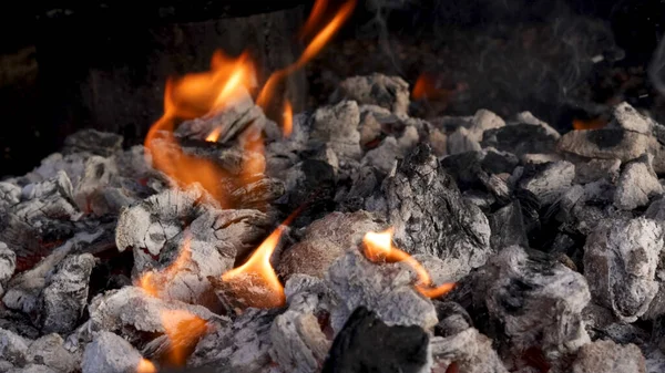 Small Flames Fire Coming Out Hot Barbecue Ash Charcoal — Stock Photo, Image