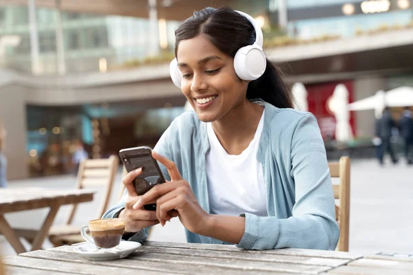 Smiling Indian Woman Holding Mobile Phone Shopping Online Reading Text — Stock Photo, Image