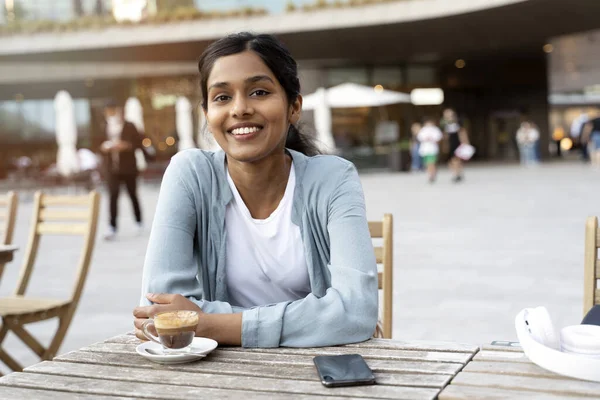 Attractive Smiling Indian Woman Wearing Stylish Casual Clothing Drinking Coffee — Φωτογραφία Αρχείου