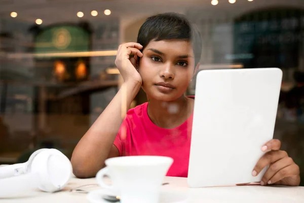 Portrait Pensive Asian Woman Stylish Short Hair Using Digital Tablet — ストック写真