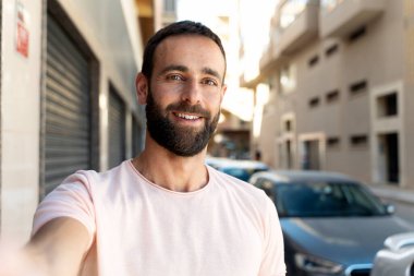 Sokakta selfie çeken yakışıklı bir turist. Tatil, seyahat kavramı 