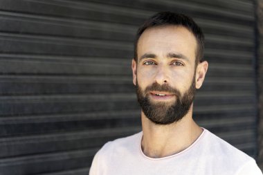 Kameraya bakan yakışıklı, kendine güvenen İspanyol iş adamının yakın portresi. Başarılı bir iş.