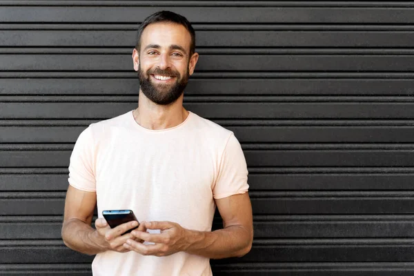 Hezký Usměvavý Vousatý Muž Používající Mobilní Telefon Nakupování Line Textové — Stock fotografie