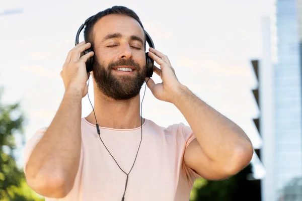 Smiling Hispanic Man Listening Music Eyes Closed Standing Street Portrait — Photo