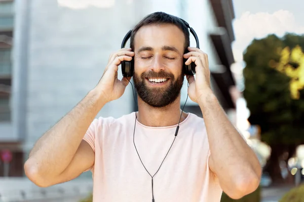 Smiling Hispanic Man Listening Music Eyes Closed Standing Street — Photo