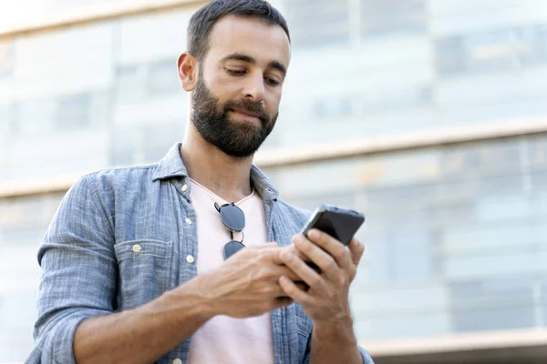 Pensive Vousatý Latinský Muž Držící Smartphone Chatování Zkontrolovat Mail Čtení — Stock fotografie