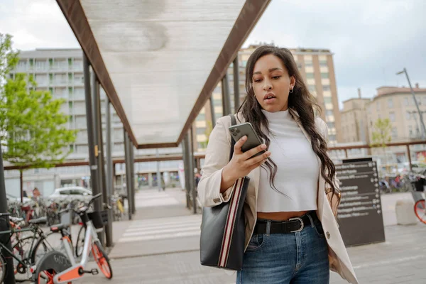 Stylish Pensive Mixed Race Woman Using Mobile Phone Reading Text — Φωτογραφία Αρχείου