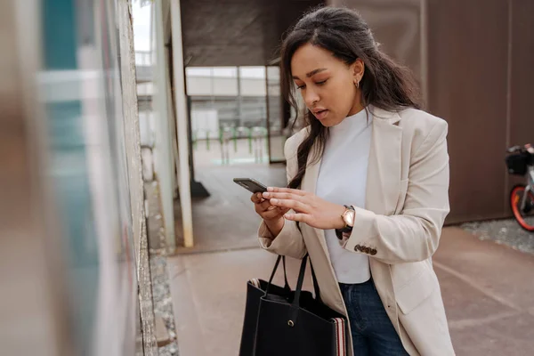 Pensive Stylish Businesswoman Holding Bag Using Mobile Phone Communication Online — Foto de Stock