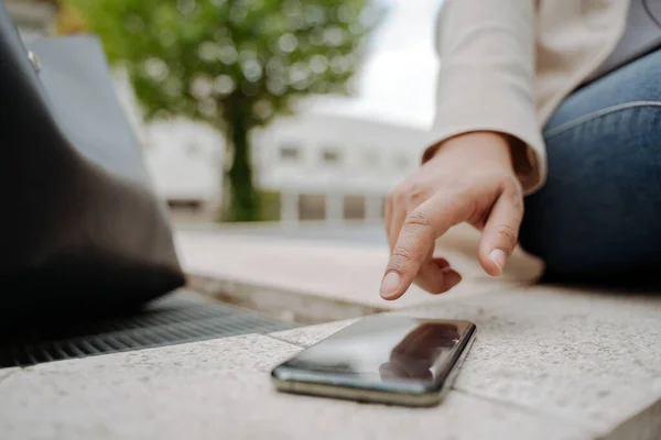 Close Businesswoman Hand Using Mobile Phone Touching Screen Working Outdoors — Stockfoto