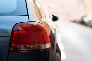 Yoldaki araba stop lambasına yakın çekim, seçici odaklanma. Boşluğu kopyala  