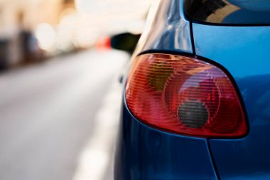 Arabanın stop lambasına yakın çekim, seçici odaklanma. Araba yolda, ulaşım konsepti  