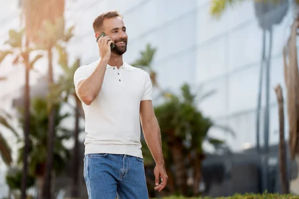 Красивий Усміхнений Іспаномовний Чоловік Одягнений Повсякденний Одяг Розмовляє Мобільному Телефоні — стокове фото