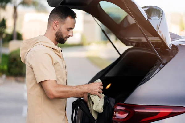 Knappe Latijnse Man Laadzak Kofferbak Bestuurdersplanning Roadtrip Transportconcept — Stockfoto