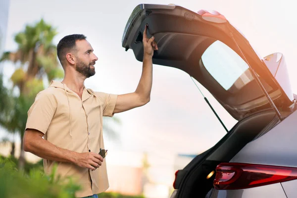 Knappe Glimlachende Latijnse Chauffeur Die Kofferbak Opent Een Roadtrip Plant — Stockfoto