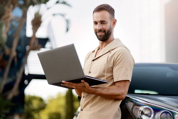 Schöner Mann Mit Laptop Computer Macht Auto Diagnose Erfolgreicher Lächelnder — Stockfoto