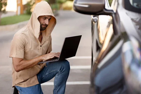 Inbreker Probeert Auto Stelen Met Behulp Van Laptop Hacker Software — Stockfoto