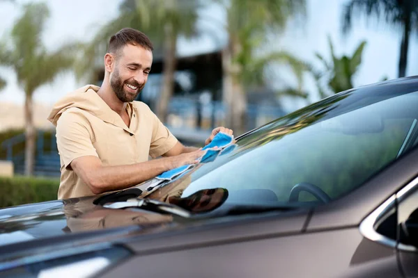Portrait Smiling Latin Man Cleaning Car Using Micro Fiber Cloth — Stockfoto
