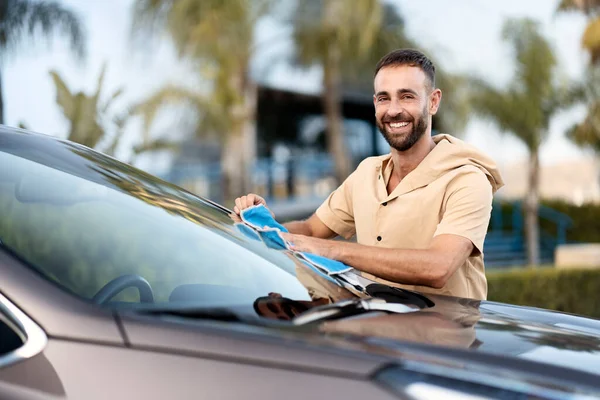 미소를 사용하여 자동차를 청소하는 자동차 서비스 — 스톡 사진