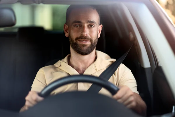 Homem Bonito Sorridente Conduzir Carro Numa Viagem Carro Cinto Segurança — Fotografia de Stock