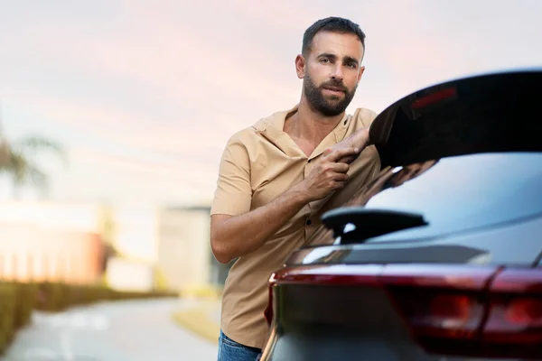 Portret Van Een Knappe Serieuze Latijnse Man Buurt Van Een — Stockfoto