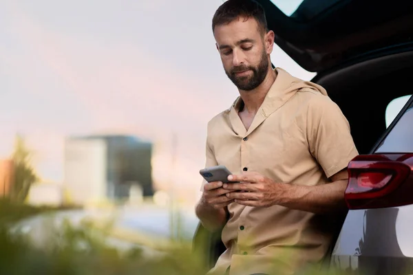 Handsome Pensive Latin Man Met Behulp Van Mobiele Telefoon Het — Stockfoto