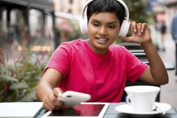 Beautiful Smiling Asian Woman Using Mobile Phone Shopping Online Sitting — Stock Photo, Image