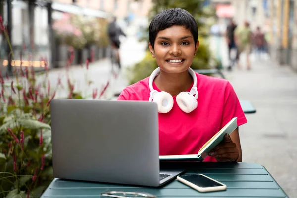 Lachen Zelfverzekerde Indiase Vrouw Freelancer Met Behulp Van Laptop Computer — Stockfoto